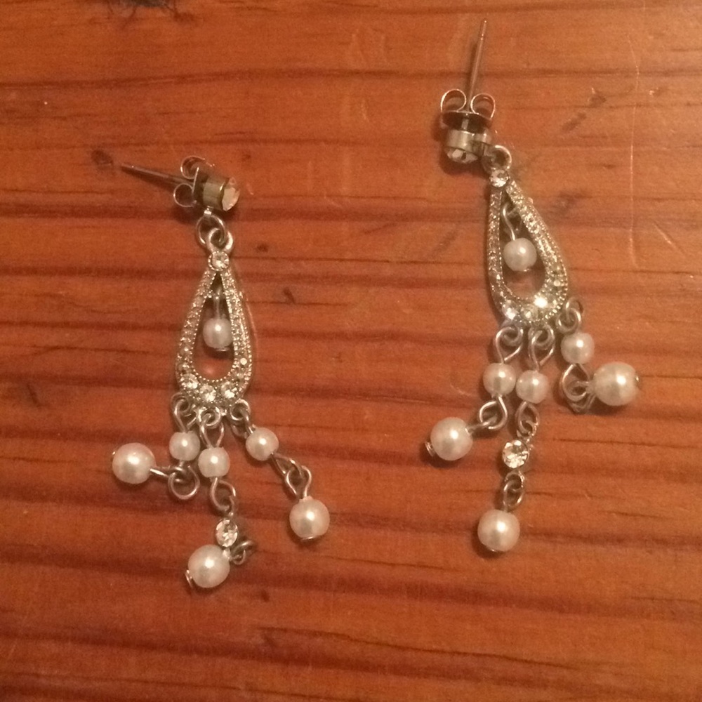 Silvery dangle earrings with faux pearls